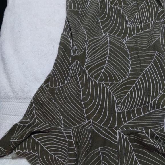 𝅺cato's brand Green leaf print sleeveless top.  Size small. - Picture 3 of 5